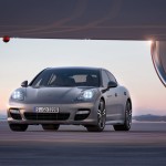 2012 Porsche Panamera Turbo S Wallaper Front angle view